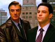 Detective Logan (Chris Noth, l.) stellt fest, dass der Lobbyist Jay Kendall (David Alan Basche) in mehrere millionenschwere Korruptionsfälle verwickelt ist.