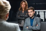 Doris Weißhaupt (Angelika Milster, l.) versucht Jonas Fischer (Lukas Piloty, r.) bei Nina Jacobs (Christina Plate, M.) anzuschwärzen. Sie hat ein Faible für junge Männer und ist beleidigt, dass Jonas auf ihre Avancen nicht eingestiegen ist.