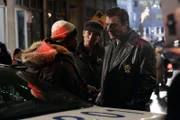 Der Undercover-Cop Harry Williams (Kirk Jones, l.) macht es dem Ermittlerduo Wheeler (Julianne Nicholson) und Logan (Chris Noth) nicht gerade leicht. Der Polizist agiert äußerst undurchsichtig.