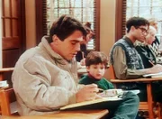 Tony (Tony Danza, l.) nimmt sein Pflegekind Billy (Jonathan Halyalkar, r.) mit ins College.