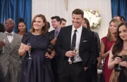 Auf der Hochzeit ihrer Kollegen fühlen (M.:) Brennan (Emily Deschanel) und Booth (David Boreanaz) sich so sorgenfrei wie schon lange nicht mehr und genießen mit den anderen Gästen die ausgelassene Stimmung.     +++