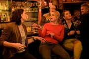 Vera (Charlotte Bohning, l.), Anne (Annette Frier, M.) und Lisa (Victoria Mayer) haben Spaß beim Kneipenchor. Wer hätte gedacht, dass singen und trinken so gut zusammen passen?