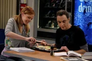 Sheldon Cooper (Jim Parsons, r)