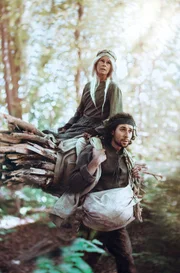 Die magische Alte lässt sich mit dem Feuerholz nach Hause tragen. Eine Reminiszenz an die Brüder Grimm. (Leslie Malton/Jascha Baum)