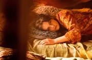 Gundel (Vanessa Loibl) erwacht und betrachtet die schlafende Sarah.