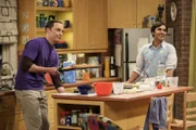 Backen hält jung. Das ist die Theorie von Sheldon (Jim Parsons, l.), weswegen er sich zusammen mit Raj (Kunal Nayyar, r.) in der Küche austobt ...