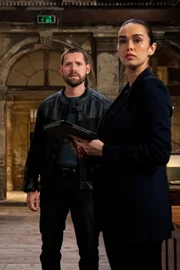 (L-R): Luke Kleintank als Special Agent Scott Forrester und Vinessa Vidotto als Special Agent Cameron Vo.