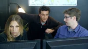 Mexiko: Erin Ryder, James Fox und Ben McGee um einen Computer versammelt. (Bildnachweis: National Geographic Channels/Ping Pong Productions)