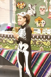Veranstaltet eine mexikanische Halloween-Party - die allerdings außer Kontrolle gerät: Annie (Alison Brie) ...