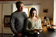 Tom Kleinke (Jan Sosniok) erinnert sich mit seiner Tochter Nora (Aniya Wendel) an seine verstorbene Frau.
