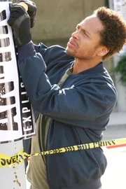 Drei Teenager wurden mit einer Maschinenpistole niedergestreckt. CSI-Ermittler Warrick Brown (Gary Dourdan) sichert den Tatort und beginnt mit der Spurensuche.