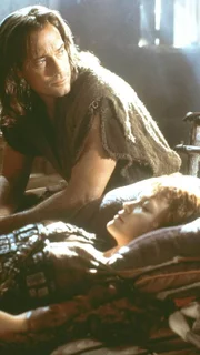 Hercules (Kevin Sorbo) kümmert sich um seinen Schützling, die Zauberin Morrigan (Tamara Gorski). Morrigan wird immer schwächer, da die Wirkung des Blutes nachläßt.