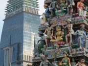 Alt und Neu: der Sri Mariamman Tempel in Singapur vor einem Hochhaus.