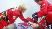 Die verletzte Sylvia (Andrea Dengler) braucht dringend Insulin. Während Karin (Roswithy Meyer, l.) sie versorgt, bittet sie Enrico (Tom Mikulla) loszugehen, um den zurückgelassenen Notfallrucksack zu holen.