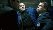 Der Fahrstuhl droht abzustürzen. Agent Freddie Woods (Michael Ironside, M.) und seine Kollegen kämpfen ums Überleben.