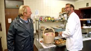 Björn Freitag (l) begibt sich zu den Anfängen seiner Kochlaufbahn. Er trifft seinen ehemaligen Ausbilder Thomas Kraus im Schachener Hof in Lindau.