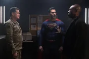 (v.l.n.r.) Ret. General Samuel Lane (Dylan Walsh); Superman (Tyler Hoechlin); John Henry Irons (Wolé Parks)