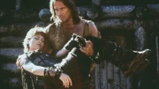 Hercules (Kevin Sorbo) rettet die bewusstlose Morrigan (Tamara Gorski) vor einem herabstürzenden Fels.
