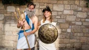 Tobi und Franzi spielen als die Götter Poseidon und Athena nach, wie die Stadt Athen zu ihrem Namen gekommen ist.