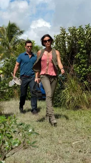 Während Michael (Jeffrey Donovan) und Fiona (Gabrielle Anwar) ein geeignetes Versteck für USB-Stick suchen, werden sie von Vaughns Männern entdeckt. Sie können sich gerade noch rechtzeitig in Sicherheit bringen...