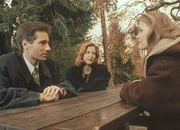 Mulder (David Duchovny, l.) und Scully (Gillian Anderson, M.) recherchieren in Aubrey, Missouri, wegen einer Mordserie, die ihren Ursprung vor 50 Jahren hat und bei der die Polizistin B.J. Morrow eine Schlüsselrolle spielt.