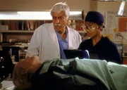 Mark (Dick Van Dyke, M.) und Amanda (Victoria Rowell, r.) stehen voller Entsetzen vor der Leiche ihrer Kollegin Dr. Mason, die im Dienst ermordet wurde.