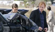Horatio Caine (David Caruso, r.) und Ryan Wolfe (Jonathan Togo) begutachten das Autowrack. Dabei finden sie heraus, dass ein Schlauch des Lenksystems mutwillig durchtrennt wurde...