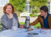 Kaffee und Kuchen: Heide Keller als Adele, Daniel Buder als Owen