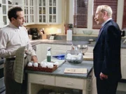 Captain Stottlemeyer (Ted Levine, re.) bringt Monk (Tony Shalhoub), der gerade dabei ist seine Glühbirnen zu putzen, die DNA-Analyse der neben dem Ermordeten gefundenen Haare. Sie stammen von dem vor sechs Jahren angeblich gestorbenen Actionfilm-Darsteller Sonny Chow alias die Cobra.