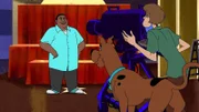 Shaggy (re.) und Scooby-Doo (mi.) helfen Kenan Thompson (li.) bei der Vorbereitung der Show, indem sie ihm durch die Kamera zusehen wie er ein paar Dinge ausprobiert. Der Spendenmarathon muss erfolgreich sein, um den Sender zu retten.