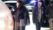 David Phillips (David Berman, l.) untersucht gerade den "Hamsterball", ein großes Sexspielzeug, mit dem das Opfer erschlagen wurde, als D.B. Russell (Ted Danson) am Tatort erscheint.