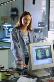 Sara (Jorja Fox) wird von Catherine auf den neuesten Stand der Ermittlungen gebracht.