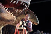 Eine Spur im Mordfall Lister führt Ray Langston (Laurence Fishburne) und Hodges in eine in Las Vegas gastierende Dinosaurier-Show. Und tatsächlich finden sie am Unterkiefer des T-Rex das Blut des toten Studenten...