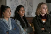 Madeleine zeigt Ingrid (Ylva Bjørkaas Thedin, re.) und ihren Freundinnen Aisha (Tiril Gjesdal Clausen, li.) und Sofie  (Celin Ayara) das Haus von Olaf.