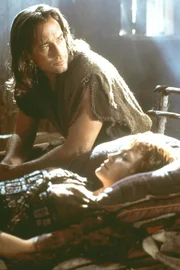 Hercules (Kevin Sorbo) kümmert sich um seinen Schützling, die Zauberin Morrigan (Tamara Gorski). Morrigan wird immer schwächer, da die Wirkung des Blutes nachläßt.  +++