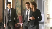 Agent Aubrey (John Boyd) und Booth (David Boreanaz) befragen Amelia Minchin (Alysia Reiner), die Leiterin der Privatschule, auf der die ermordete Molly Delson Schülerin war.