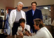(v.l.n.r.) Mark (Dick Van Dyke), Amanda (Victoria Rowell) und Steve (Barry Van Dyke) lauschen amüsiert Jessies (Charlie Schlatter) Mordtheorie.