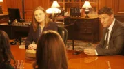 Nach dem Mord an der Privatschülerin Molly Delson vernehmen Brennan (Emily Deschanel) und Booth (David Boreanaz) drei Mitschülerinen, die Molly offenbar massiv gemobbt haben.