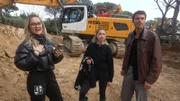 Die Baugrube auf dem neuen Grundstück in Saint-Tropez wird mit einem Bagger ausgehoben. Derweil befindet sich Robert in Dubai.