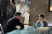 Nick (George Eads, li.) glaubt immer noch an das Gute in Jason McCann (Justin Bieber) und lässt den Jungen mit seinem Vormund Doktor Huxbee (Jude Ciccolella, hi.) ziehen.