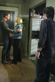 Nach alldem, was vorgefallen ist, muss J.D. (Zach Braff, r.) mit ansehen, wie Elliot (Sarah Chalke, M.) ihren Freund Sean (Scott Foley, l.) freudig in die Arme schließt ...