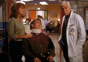 Der schwer kranke Patient Dugan (Darsteller unbekannt, M.) und dessen Frau bitten Dr. Mark Sloan (Dick Van Dyke, r.), Sterbehilfe zu leisten, um Dugan von seinen Qualen zu erlösen.