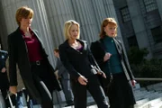 Detective Benson (Mariska Hargitay, l.) begleitet Jennifer Fulton (Josie Bissett) und ihre Anwältin Lorna Scarry (Mariette Hartley, r.) ins Gericht.