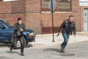 Antonio Dawson (Jon Seda, l.) und Hank Voight (Jason Beghe) stürmen das Gebäude. Kommen sie rechtzeitig, um das Leben der entführten Mädchen zu retten?
