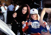 Penelope Spheeris mit Dana Carvey am Set von WAYNE'S WORLD im Jahr 1992. (Bildnachweis: Everett Collection Inc / Alamy Stock Photo)