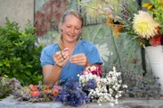 Anna Pröbstle bei ihrer Slow-Flower-Floristik. Sie bindet Kränze.
