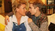 Nikola (Mariele Millowitsch) möchte sich mit ihrem Sohn Peter (Eric Benz) einen gemütlichen Abend machen. Peter ist von dieser Idee nicht gerade begeistert.