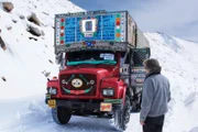 Reinhold Messner mit KhardungLa RM Lastwagen