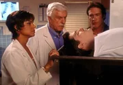 Amanda (Victoria Rowell, l.), Mark (Dick Van Dyke, 2.v.l.) und Steve (Barry Van Dyke, r.) glauben nicht, dass der Schauspieler Derek Shaw bei einem Unfall gestorben ist.