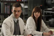 Dr. Chase (Jesse Spencer) und Martha (Amber Tamblyn) berichten House von den durchgeführten Tests an dem Patienten, die jedoch zu keinem Ergebnis geführt haben.